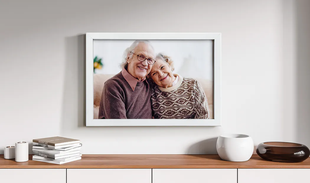 Una foto incorniciata dei nonni su una credenza