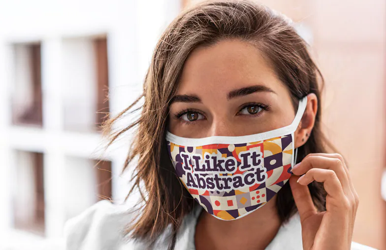 Giovane donna che corre e indossa una maschera personalizzata con design alla moda